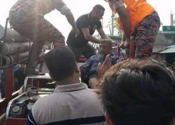 খুলনার ডুমুরিয়ায় যাত্রীবাহী বাস ও মাইক্রোবাসের মুখোমুখি সংঘর্ষ মুখোমুখি সংঘর্ষ