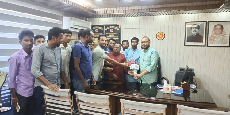 নবাগত UNO কে জাতীয় আদিবাসী পরিষদ নিয়ামতপুর উপজেলা কমিটির পক্ষ থেকে ফুলের শুভেচ্ছা”