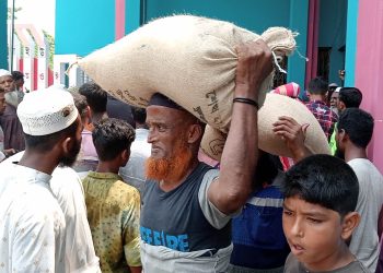 কুয়াকাটায় ঈদের উপহার হিসেবে ৩ হাজার ৮১ জনকে ১০ কেজি করে চাল বিতরণ