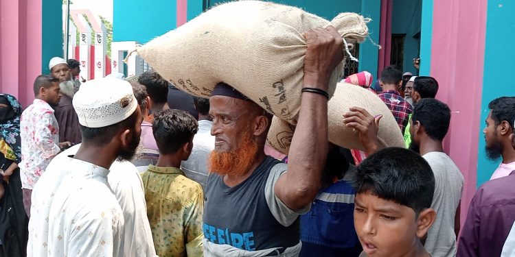 কুয়াকাটায় ঈদের উপহার হিসেবে ৩ হাজার ৮১ জনকে ১০ কেজি করে চাল বিতরণ