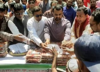 রংপুর জেলা যুবলীগের উদ্যোগে দুস্থদের মাঝে শাড়ি, লুঙ্গি ও নগদ অর্থ বিতরণ 