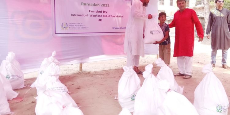 চৌদ্দগ্রামে আইডব্লিউএআরএফ’র উদ্যোগে গরীব ৭০ পরিবারের মাঝে খাদ্য সামগ্রী বিতরণ