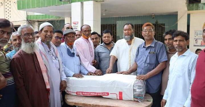 কুষ্টিয়ার দৌলতপুরে সাবেক এমপি রেজাউল হক চৌধুরীর ঈদ উপহার