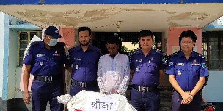 ধামইরহাটে সাড়ে ৬ কেজি গাঁজাসহ মাদক ব্যবসায়ী আটক