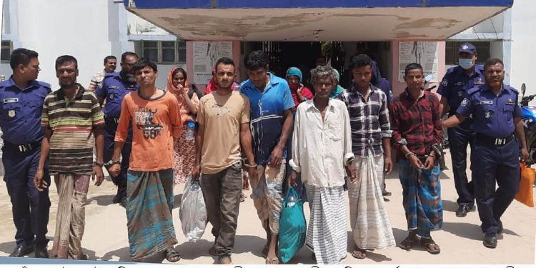 ধামইরহাটে পুলিশের ঝটিকা অভিযানে মাদক ব্যবসায়ীসহ ১১ জন আটক