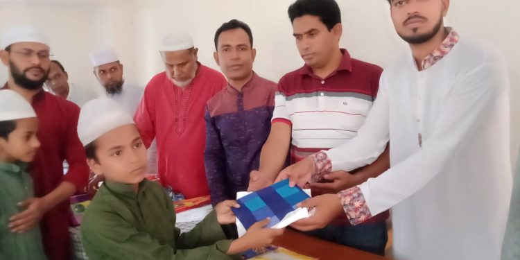 বীর মুক্তিযোদ্ধার সন্তান রাকিবের আনছার মাহমুদ এতিমখানা ও লিল্লাহ বোডিং এ ঈদ বস্ত্র বিতরণ