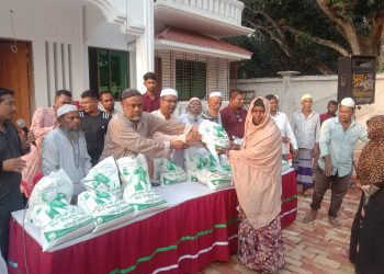 মহেশপুরে দুই হাজার পরিবারের হাতে প্রধানমন্ত্রী শেখ হাসিনার ঈদ উপহার তুলে দিলেন কেন্দ্রীয় নেতা আনিছুর রহমান টিপু