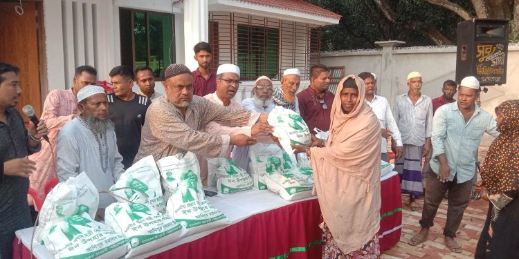 মহেশপুরে দুই হাজার পরিবারের হাতে প্রধানমন্ত্রী শেখ হাসিনার ঈদ উপহার তুলে দিলেন কেন্দ্রীয় নেতা আনিছুর রহমান টিপু