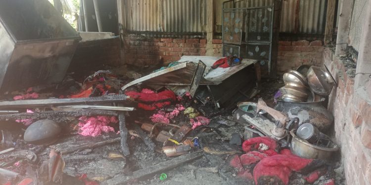 সারিয়াকান্দিতে অগ্নিকান্ডে গরু, ৫টি ছাগলসহ প্রায় ৫ লক্ষাধিক টাকার মালামাল পুড়ে ভস্মিভূত