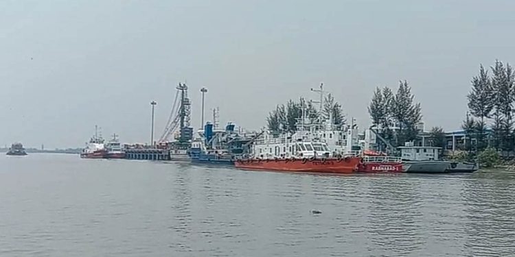 পায়রা বন্দরে ৪১ হাজার মেট্রিকটন পাথর নিয়ে ইনার এ্যাংকোরেজে ভিড়েছে ‘এমভি সোল