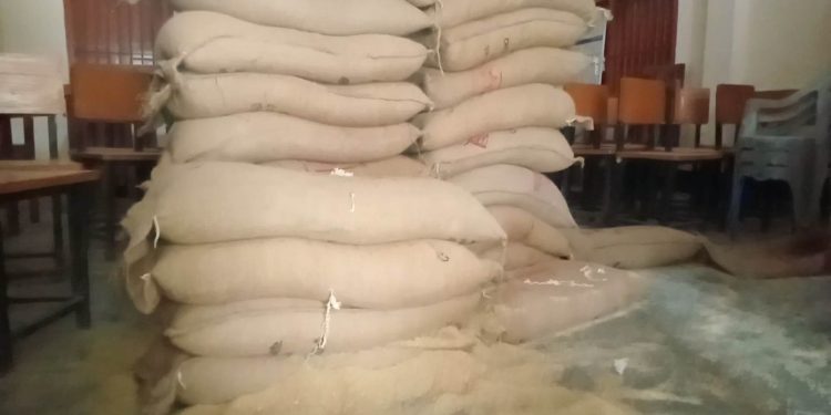 নড়াইলে খোয়া যাওয়া ভিজিএফ এর ৬ বস্তা চাল দুদিন পর পাওয়া গেলো সচিবের রুমে