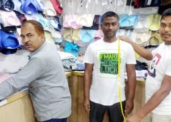 ঈদুল ফিতরের রংপুর নগরীতে রেডিমেড কাপড়ে ঝুঁকছে মানুষ দর্জিপাড়ায় মন্দা