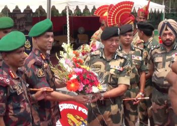 বিএসএফের মহাপরিচালকের বাংলাবান্ধা সীমান্ত এলাকা পরিদর্শন