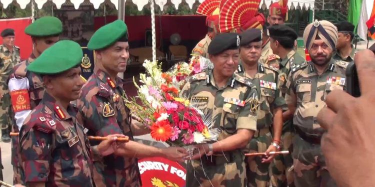 বিএসএফের মহাপরিচালকের বাংলাবান্ধা সীমান্ত এলাকা পরিদর্শন