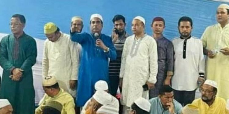 অসংখ্য লোকসমাগমের মাঝেও অত্যান্ত সুশৃঙ্খল পরিবেশের মধ্যে দিয়ে বিশাল আয়োজনে মিলাদ মাহফিল