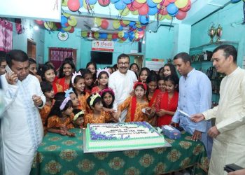 সুবিধা বঞ্চিত একঝাঁক শিশুদের সঙ্গে চট্টগ্রাম মহানগর পুলিশ কমিশনার কৃষ্ণপদ রায়।