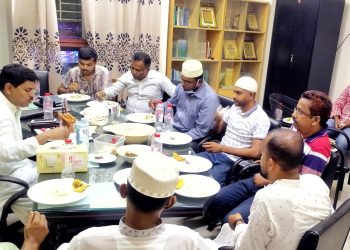 চিতলমারীর থানায় সাংবাদিকদের ইফতারী করালেন ওসি, প্রেসক্লাবের পক্ষ হতে ঈদ উপহার বই প্রদান