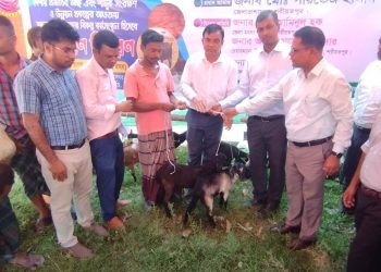 শরীয়তপুরে জেলেদের বিকল্প কর্মসংস্থান হিসাবে ছাগল বিতরণ