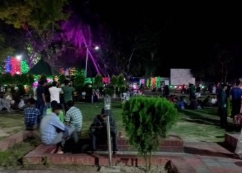 ঈদের পর দিন বিনোদন পিপাসুতে ভরে গেছে উপজেলা পরিষদ চত্বরে