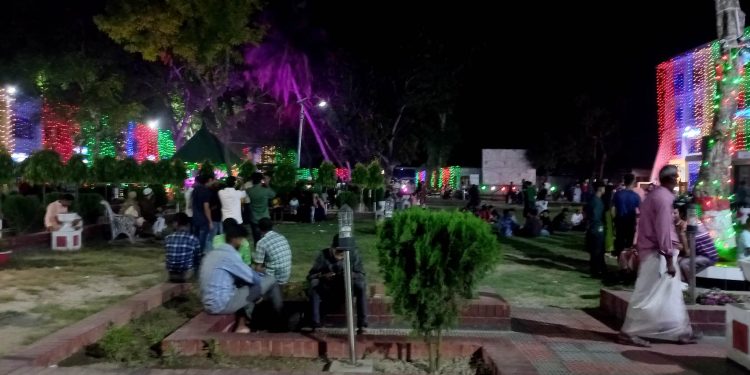 ঈদের পর দিন বিনোদন পিপাসুতে ভরে গেছে উপজেলা পরিষদ চত্বরে