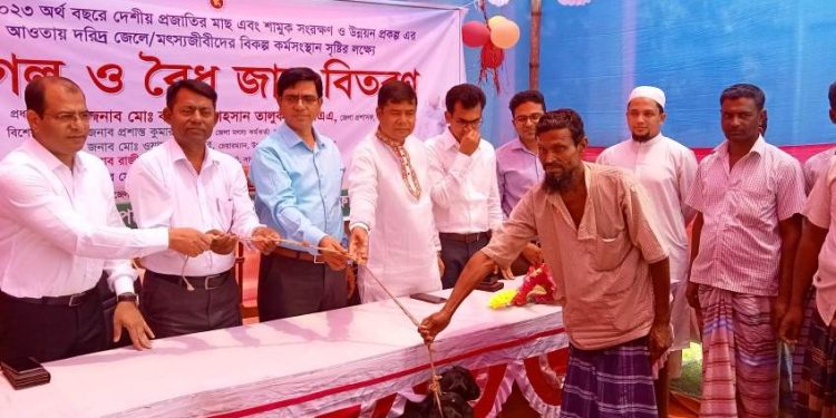 সালথায় দরিদ্র জেলেদের মাঝে ছাগল ও বৈধ জাল বিতরণ