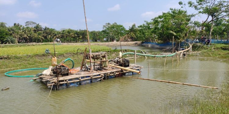বালু উত্তোলনের অভিযোগদিয়ে বিপাকে কৃষক পরিবার ঘরছাড়া পুরুষেরা, নারীরা নির্যাতনের শ্বীকার