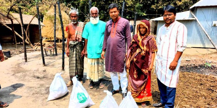 সালথায় অগ্নিকান্ডে ক্ষতিগ্রস্ত পরিবারের পাশে উপজেলা পরিষদ ও প্রশাসন