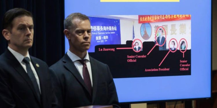 যুক্তরাষ্ট্রে চীনের গোপন পুলিশ স্টেশন চালানোর অভিযোগে গ্রেপ্তার ২