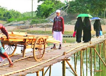৫০ বছরেও হয়নি সেতু ৫ গ্রামের মানুষের ভরসা বাঁশের সাঁকো