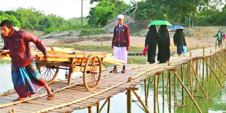 ৫০ বছরেও হয়নি সেতু ৫ গ্রামের মানুষের ভরসা বাঁশের সাঁকো