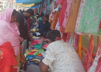 ঈদ যতই ঘনিয়ে আসছে বাজারে সব শ্রেণি পেশার মানুষের ভিড় ততই বাড়ছে।