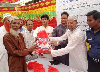 সালথায় দুস্থদের মাঝে আমেনা-রশিদ ফাউন্ডেশনের ইফতার ও ঈদের খাদ্য সামগ্রী বিতরণ