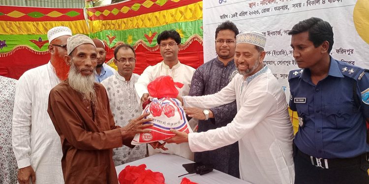 সালথায় দুস্থদের মাঝে আমেনা-রশিদ ফাউন্ডেশনের ইফতার ও ঈদের খাদ্য সামগ্রী বিতরণ