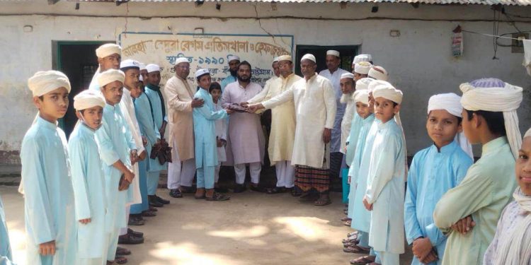 বাঁশখালীতে বেদুরা বেগম এতিমখানার শিক্ষার্থীদের মাঝে ঈদ উপহার বিতরণ