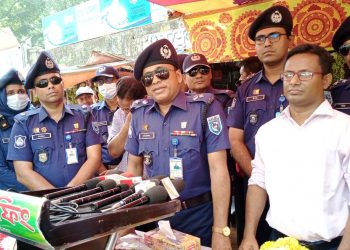 ঘরমুখো মানুষের ঈদ যাত্রা নির্বিঘ্ন করতে পলাশবাড়ী থানার নানামুখী পদক্ষেপ