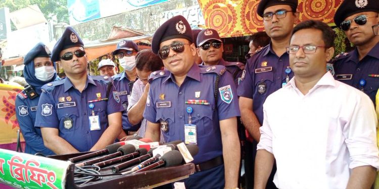 ঘরমুখো মানুষের ঈদ যাত্রা নির্বিঘ্ন করতে পলাশবাড়ী থানার নানামুখী পদক্ষেপ