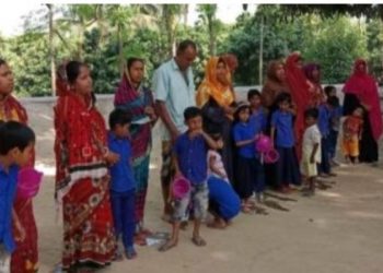 প্রাথমিক বিদ্যালয়ে নৈতিক শিক্ষা, বাবা-মায়ের পা ধুয়ে দিল শিক্ষার্থীরা