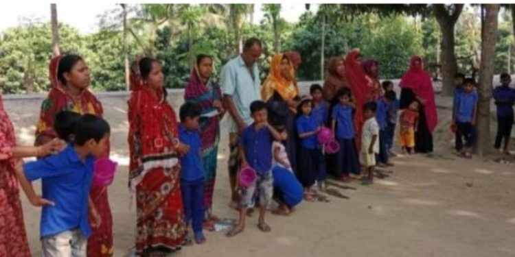 প্রাথমিক বিদ্যালয়ে নৈতিক শিক্ষা, বাবা-মায়ের পা ধুয়ে দিল শিক্ষার্থীরা