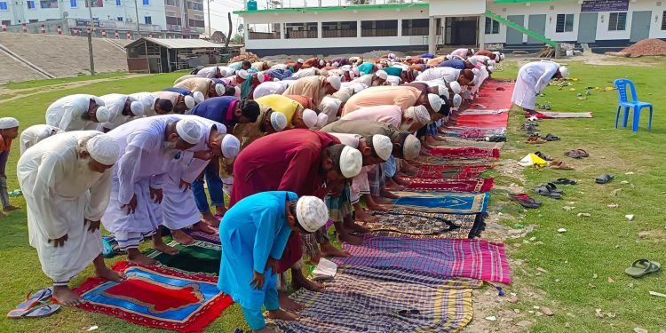 কুয়াকাটায় বৃষ্টির জন্য ইস্তিসকা নামাজ আদায়