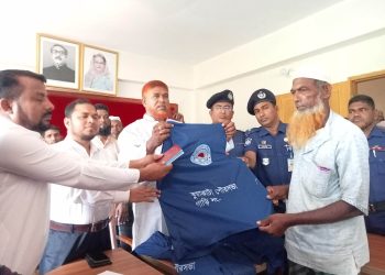 কুয়াকাটায় সড়কের শৃঙ্খলা ফেরাতে পৌরসভার উদ্যোগে অটোভ্যান চালকদের মাঝে পোশাক বিতরণ