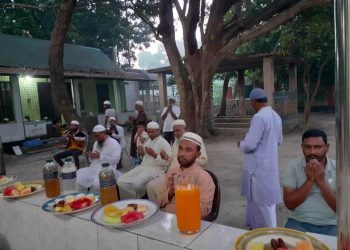 লৌহজং কলমায় খন্দকার বাড়ির তরফ থেকে ঈদ সামগ্রী বিতরণ ও ইফতার মাহফিল