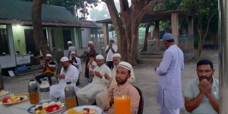 লৌহজং কলমায় খন্দকার বাড়ির তরফ থেকে ঈদ সামগ্রী বিতরণ ও ইফতার মাহফিল