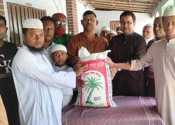 পলাশবাড়ীতে এতিম শিশুদের মাঝে যুবলীগ নেতার চাল বিতরন