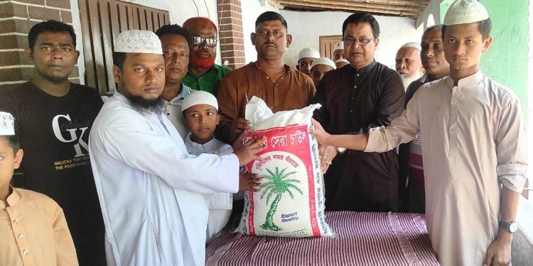 পলাশবাড়ীতে এতিম শিশুদের মাঝে যুবলীগ নেতার চাল বিতরন