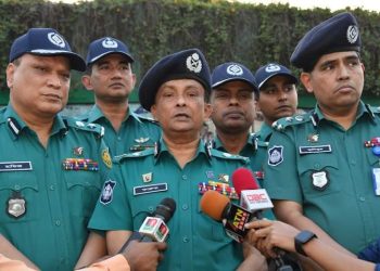 নগরবাসীকে স্বস্তি দিতে ইফতারের সময়েও দায়িত্ব পালন করে যান ট্রাফিক পুলিশ সদস্যরা, রাস্তায়ই সেরে নেন ইফতার – ডিএমপি কমিশনার