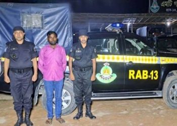 রংপুরে র‌্যাব-১৩ ঝুঁটিকা অভিযানে ২০০ বোতল ফেন্সিডিল উদ্ধার সহ গ্রেফতার-১