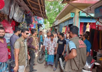 নড়াইলে জনমনে স্বস্তি ফেরাতে বাজার মনিটরিং-এ ডিবি পুলিশ