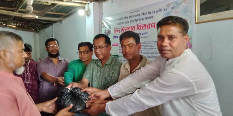 বদলগাছীতে ব্যাটারী চালিত অটোরিক্সা মালিক সমিতির সদস্যদের মাঝে ঈদ উপহার বিতরণ