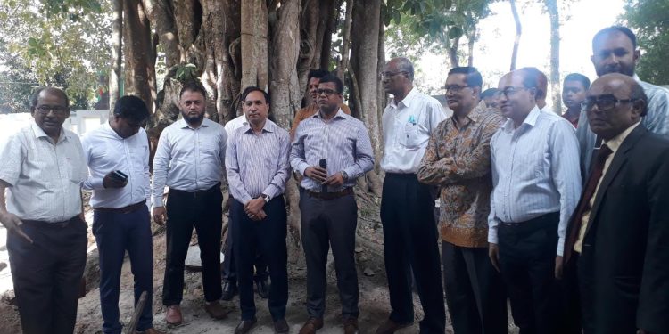 নড়াইলে পাক বিমান বাহিনীর হামলায় ক্ষতিগ্রস্থ বট গাছের গোড়া পাকাকরন কাজের উদ্বোধন