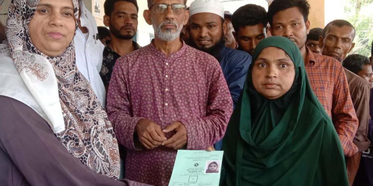 পটুয়াখালীতে সাড়ে ৫শ’ দুস্থ নারীর মধ্যে ভিডাব্লিউবি’র চাল বিতরণ